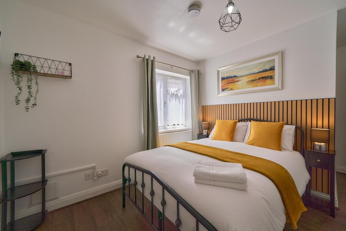 2-Bed Apartment | Parking | 15 mins to Heathrow