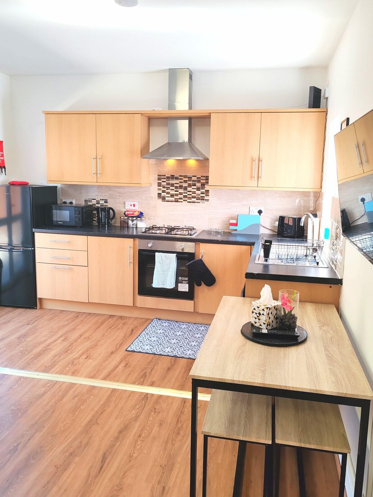 Pet Friendly 2-Bed Flat | Free Parking | Central3