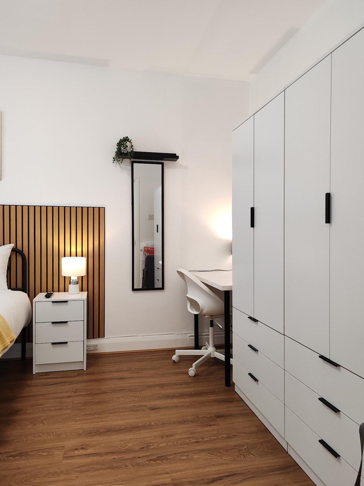 Pet Friendly 2-Bed Flat | Free Parking | Central4