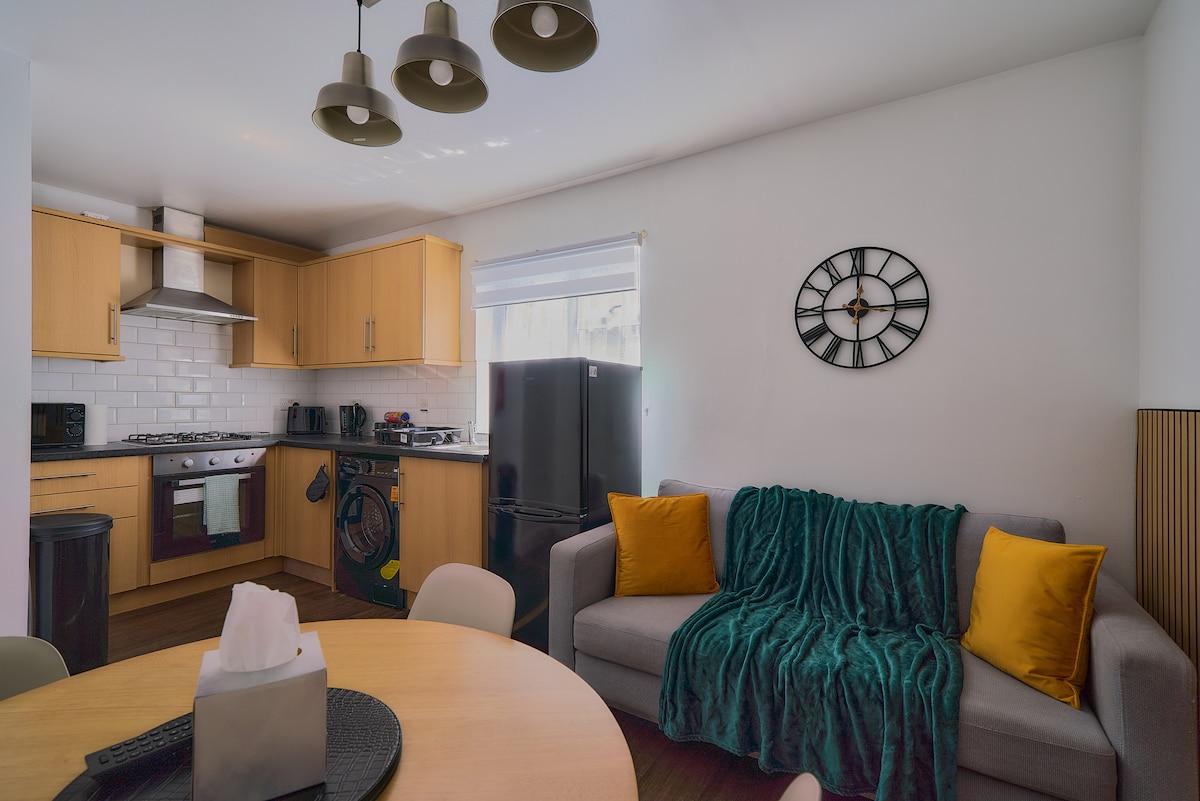 2-Bed Apartment | Parking | 15 mins to Heathrow2