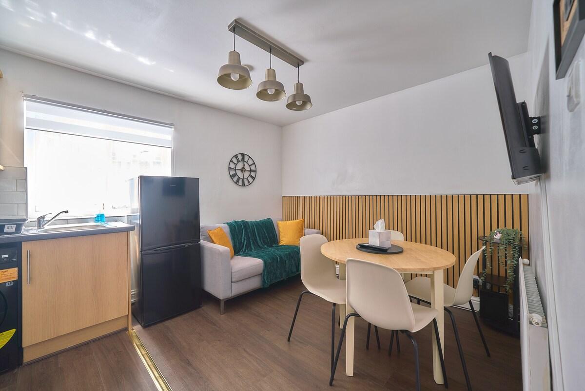 2-Bed Apartment | Parking | 15 mins to Heathrow5