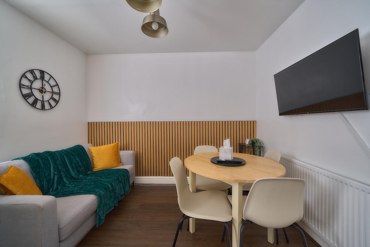 2-Bed Apartment | Parking | 15 mins to Heathrow6